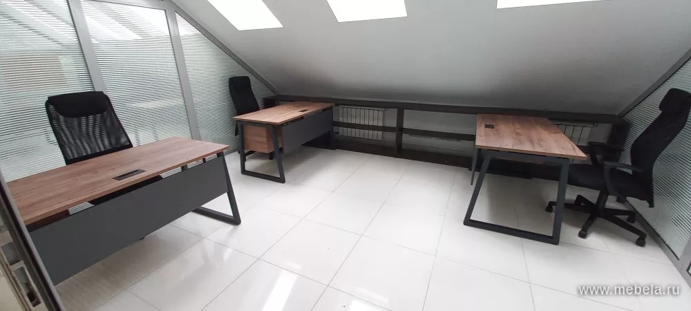 Дар Мебель | офисная мебель для персонала Дрим Дуб T1 и офисное кресло KB-8, офисный интерьер, живое фото