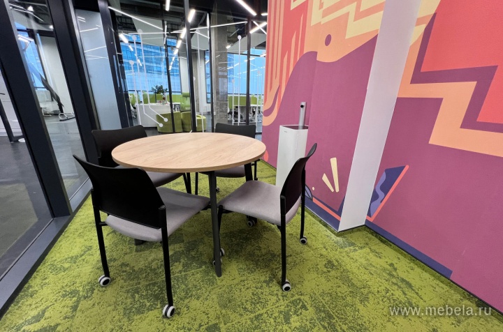 Стол для переговоров на металлокаркасе