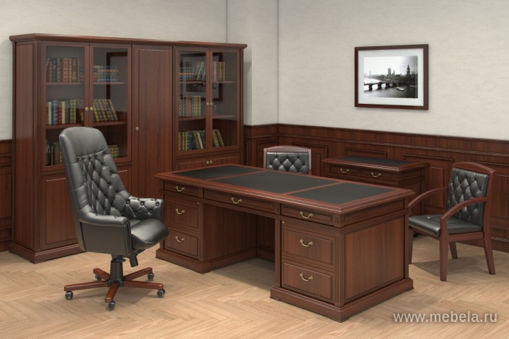 Наполнение одностворчатого шкафа со стеклом