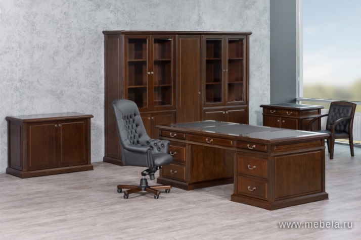 Наполнение одностворчатого шкафа со стеклом