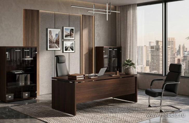 Дверь глухая, высокая