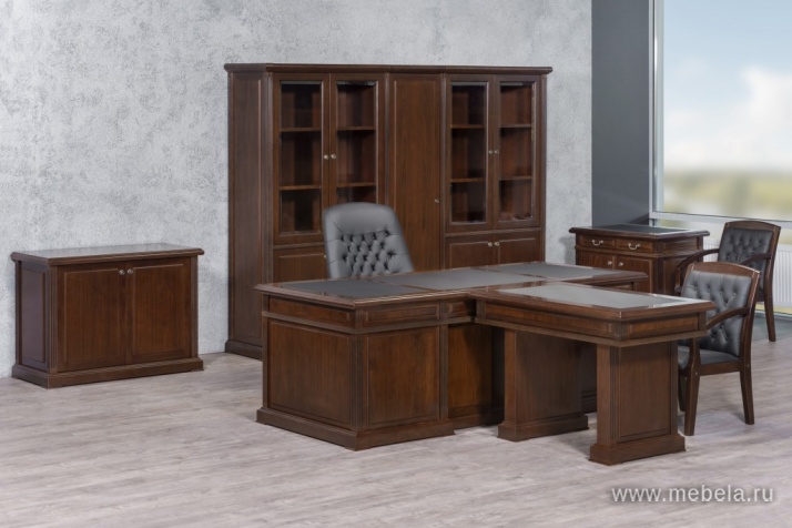 Наполнение одностворчатого шкафа со стеклом