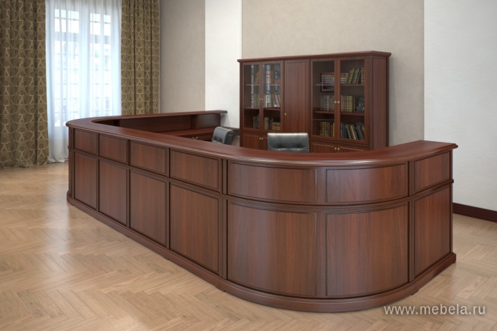 Наполнение одностворчатого шкафа со стеклом