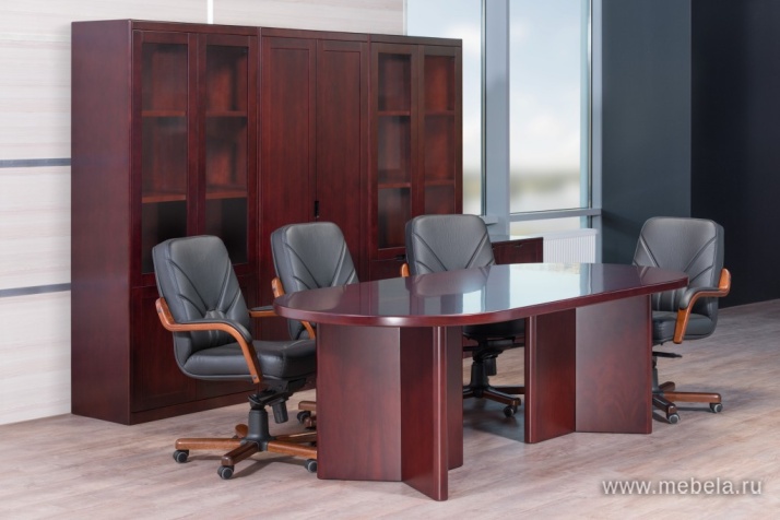 Наполнение двухстворчатого шкафа с полками / вешалкой