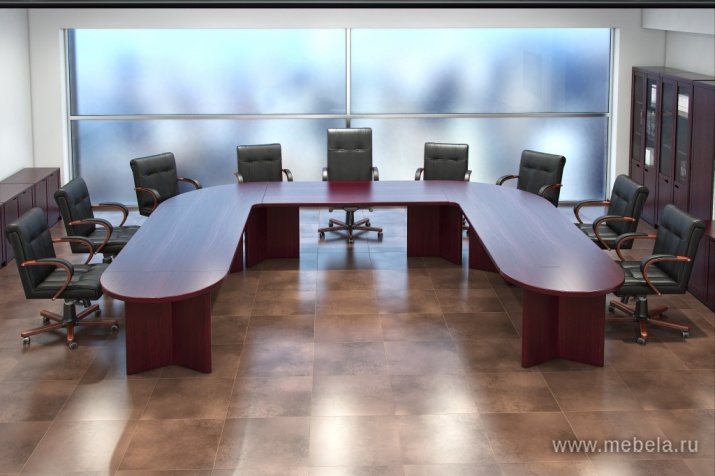 Наполнение двухстворчатого шкафа с полками / вешалкой