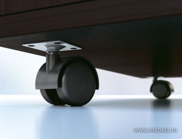 Дверь глухая, высокая