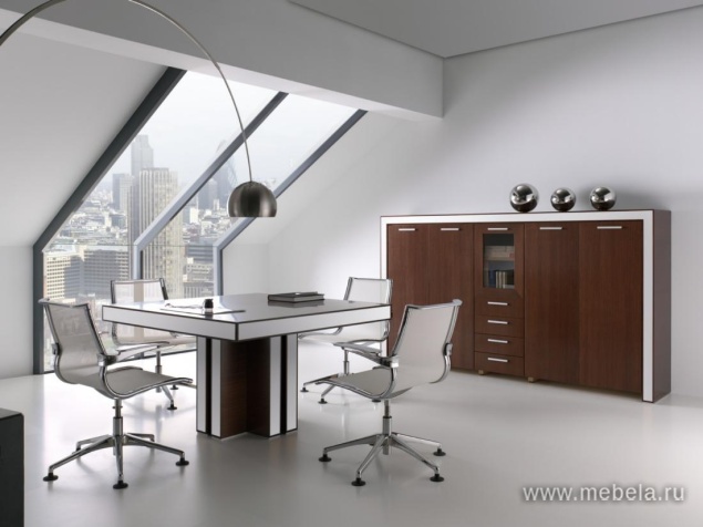 Офисный шкаф средний узкий